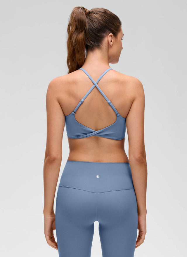 CRZ YOGA Women's Butterluxe Yoga Scoop Neck Twist Cross Back Sport Bra Washed Denim @model_info:Gelya