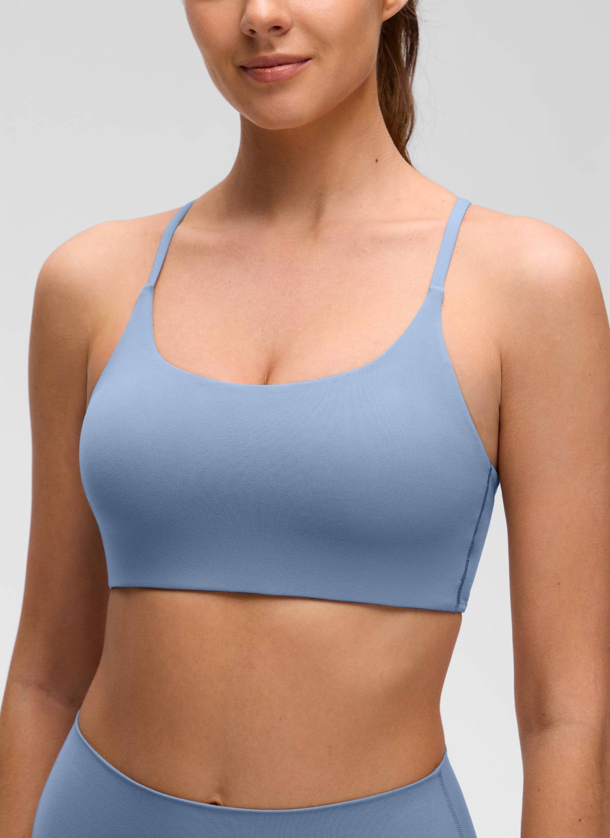 CRZ YOGA Women's Butterluxe Yoga Scoop Neck Twist Cross Back Sport Bra Washed Denim @model_info:Gelya