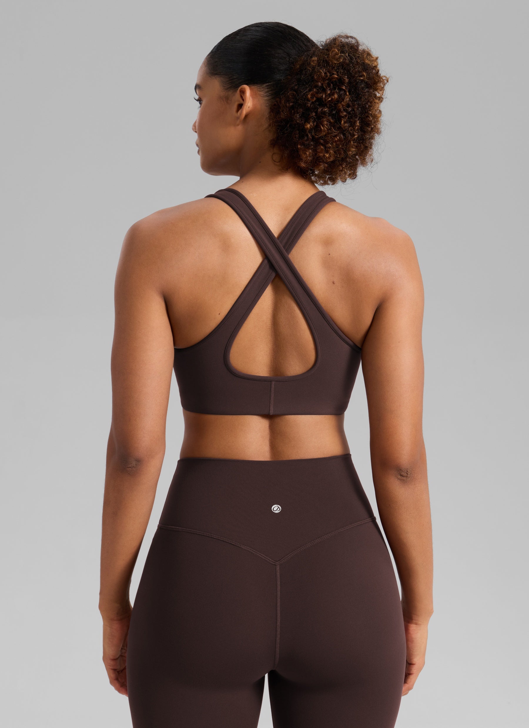CRZ YOGA Women's Butterlift® Workout Deep V Neck Cross Back Sports Bra Hot Fudge Brown @model_info:Barbara