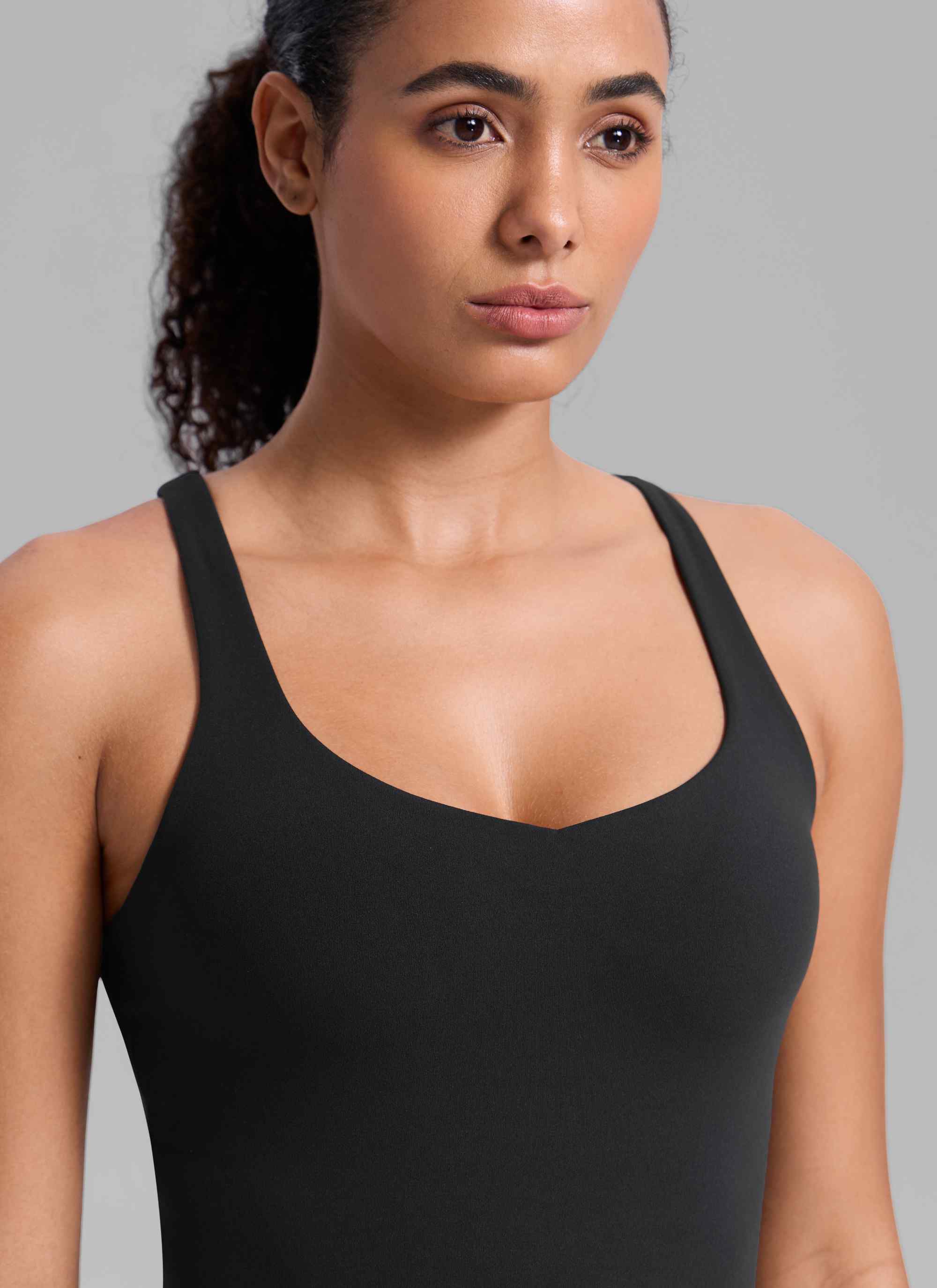 CRZ YOGA Women's Butterlift Workout V Neck Racerback Built in Bra Tank Black @model_info:Nicole