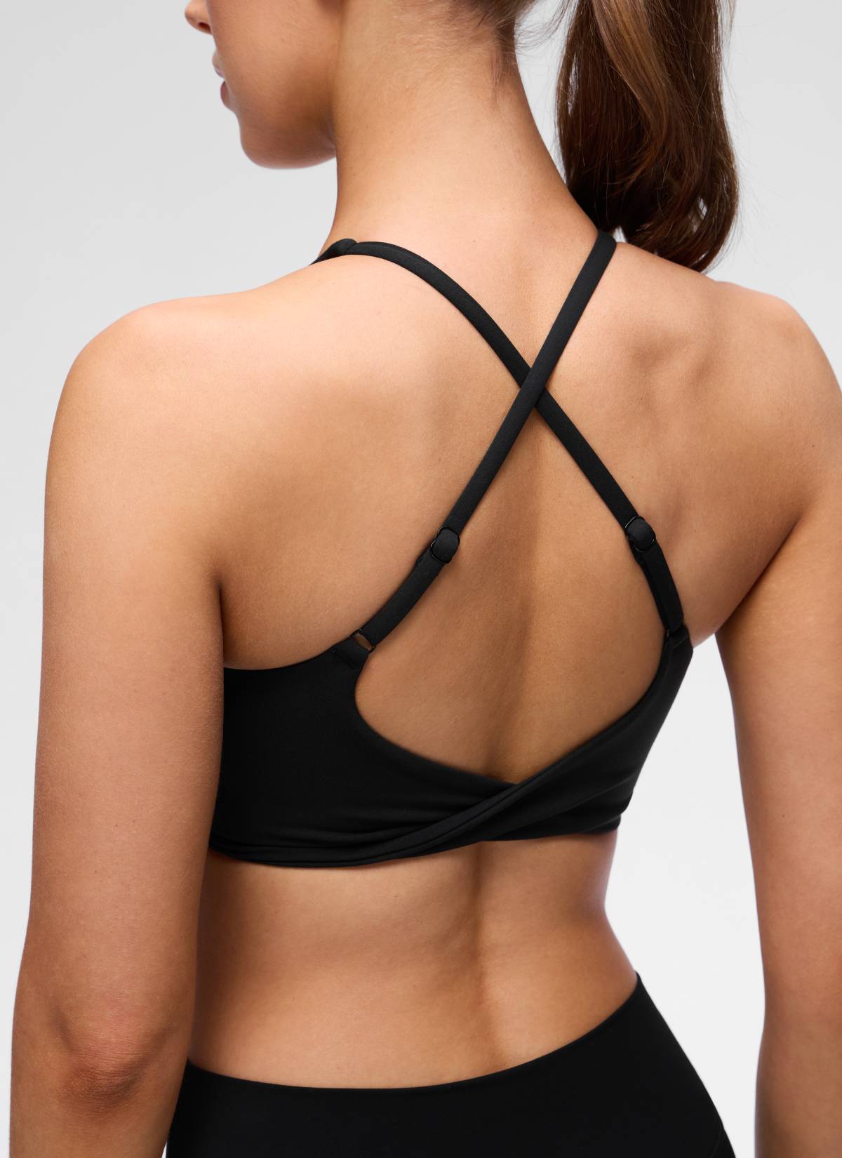CRZ YOGA Women's Butterluxe Yoga V Neck Twist Cross Back Sports Bra Black