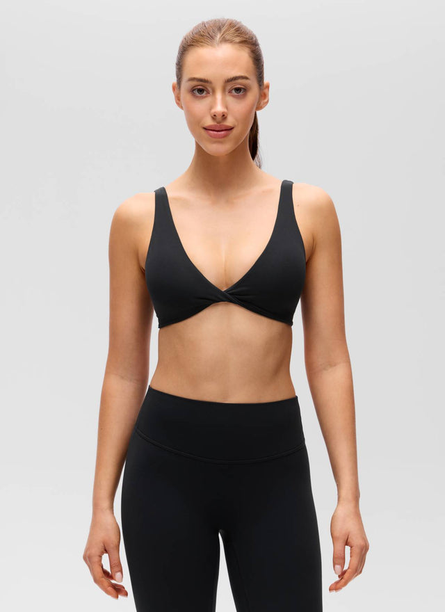 CRZ YOGA Women's Butterluxe Yoga Twist V Neck U Back Sports Bra Black @model_info:Lary