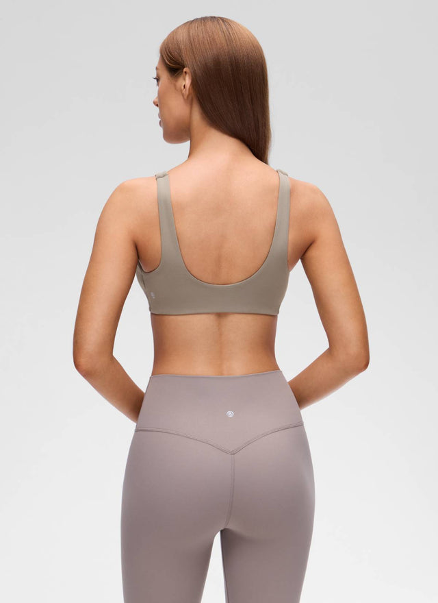 CRZ YOGA Women's Butterluxe Yoga Twist V Neck U Back Sports Bra Warm Ash Grey @model_info:Lary