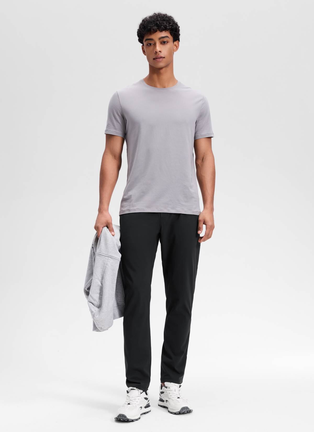 CRZ YOGA Men's Train Relaxed Fit On the Travel Pants 30'' Black @model_info:Rafael
