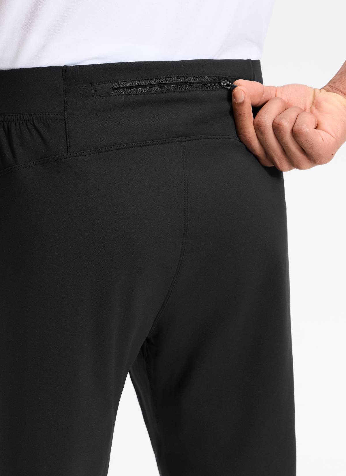 CRZ YOGA Men's Train Relaxed Fit On the Travel Pants 30'' Black @model_info:Rafael
