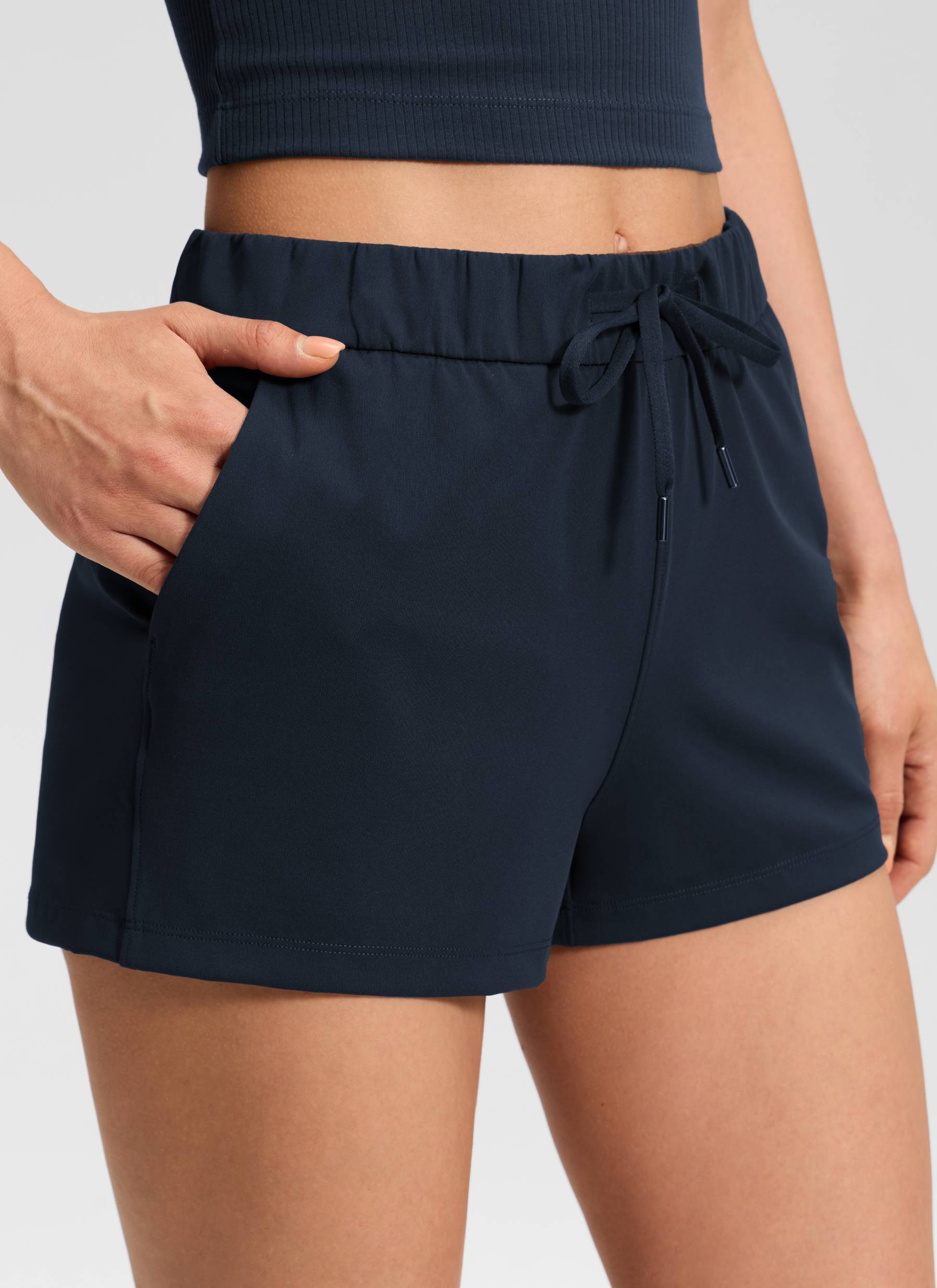 CRZ YOGA Women's Travel Stretch Mid-Rise Drawstring Shorts 2.5