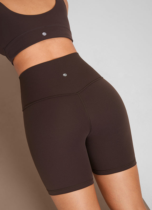CRZ YOGA Women's Yoga High Rise Biker Shorts Butterluxe Shorts 6'' Hot Fudge Brown @model_info:Fiona