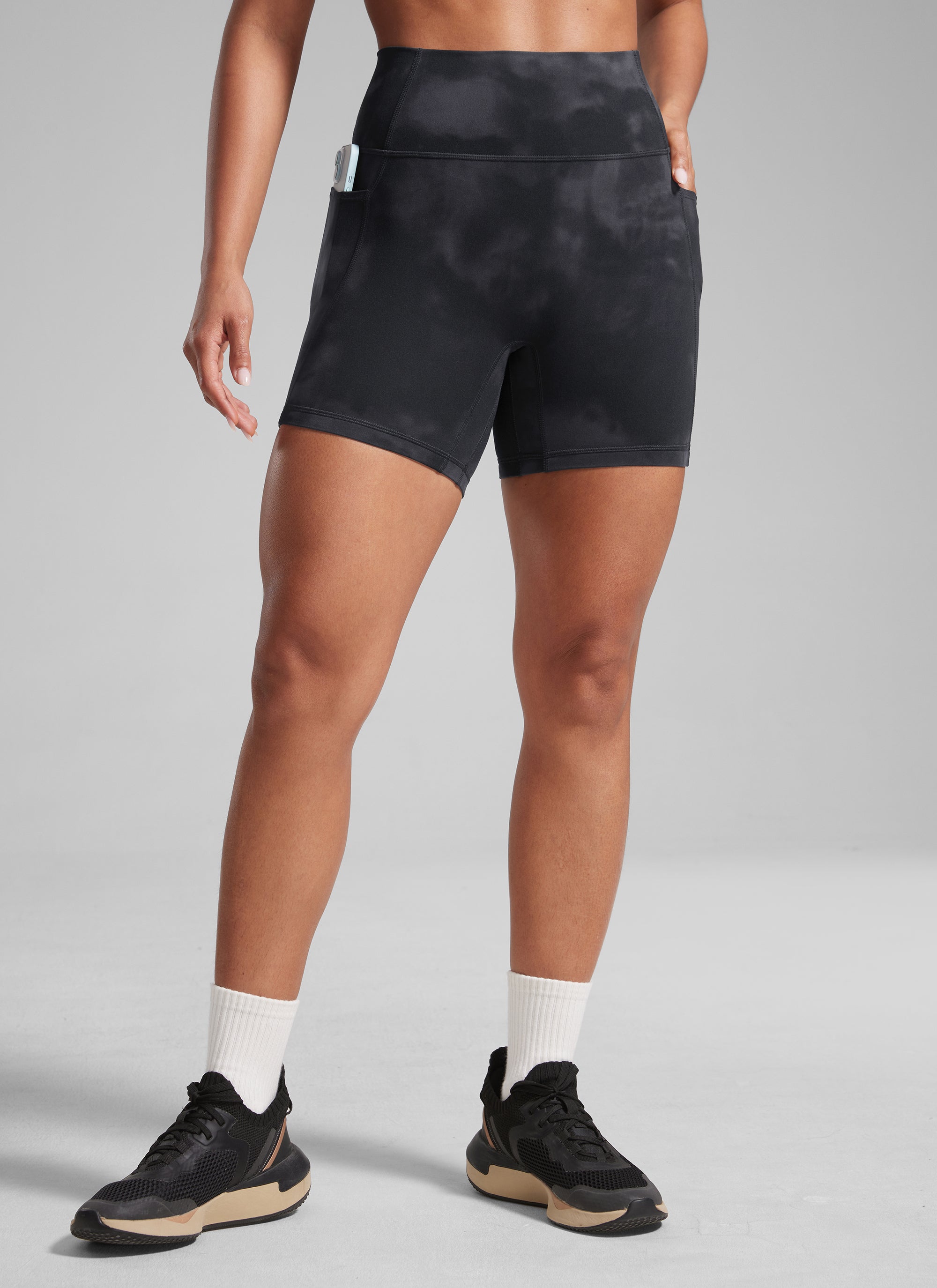 CRZ YOGA Butterlift Womens Scrunch Butt No Front Seam Pocket Biker Shorts 5'' Black Tie Dye Flowers @model_info:Crystal