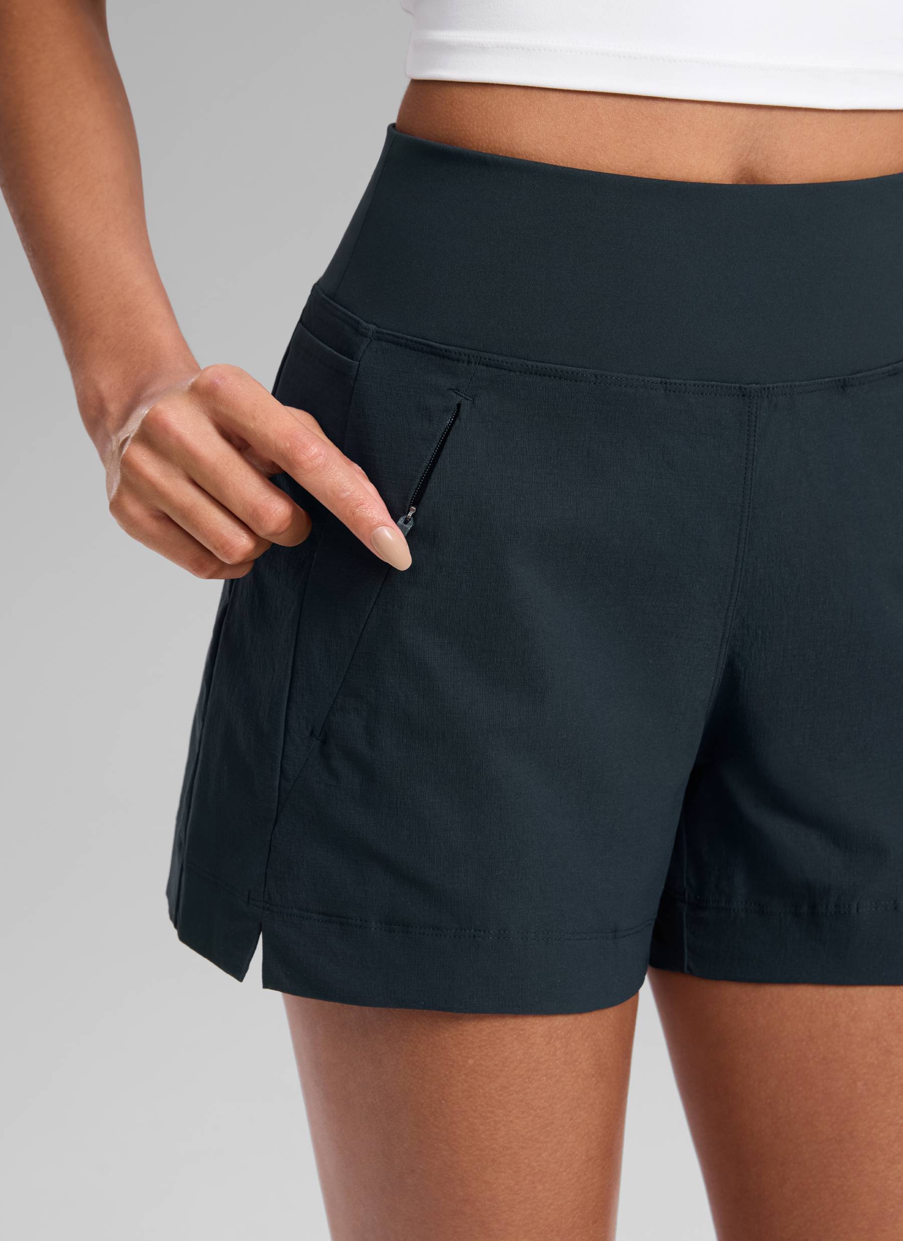 CRZ YOGA Women's Hiking Ripstop Mid-Rise Hiking Shorts Zip Pockets 4'' True Navy @model_info:Samira