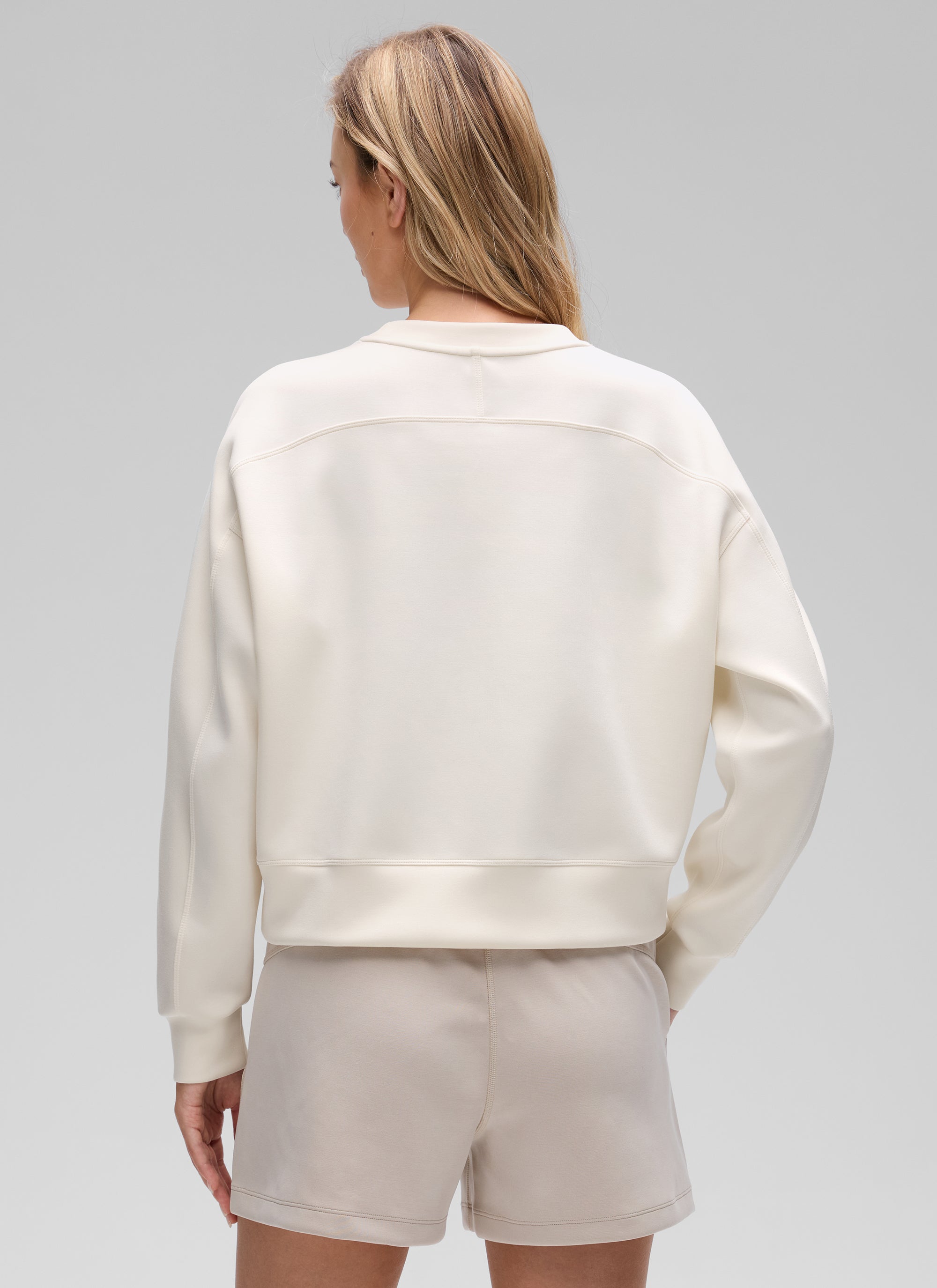 CRZ YOGA Womens SoftAura Basic Casual Sweat Shirt Crew Neck Pullover White Apricot @model_info:Anna