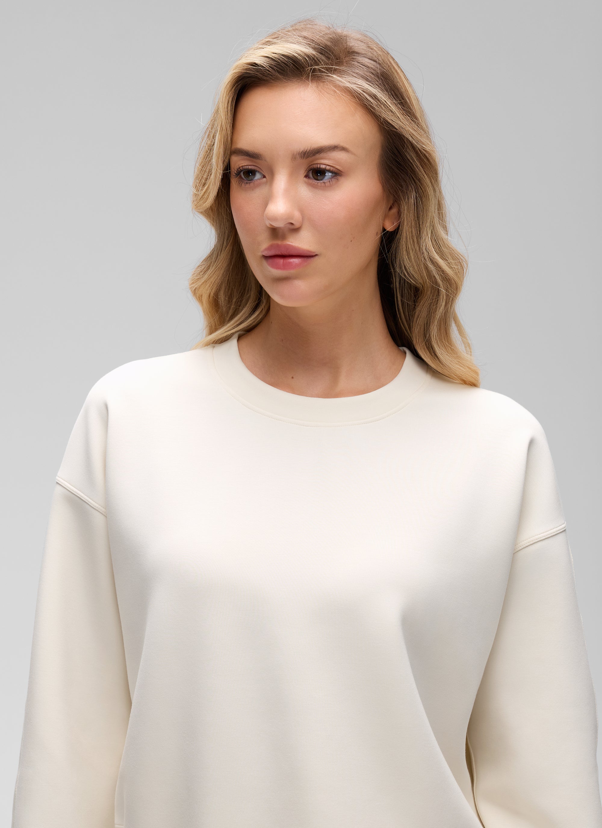 CRZ YOGA Womens SoftAura Basic Casual Sweat Shirt Crew Neck Pullover White Apricot @model_info:Anna